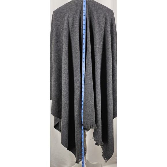 LIZ CLAIBORNE WOMEN'S GRAY PONCHO WRAP SHAWL SCARF SIZE - ONE SIZE FITS MOST - Picture 4 of 5